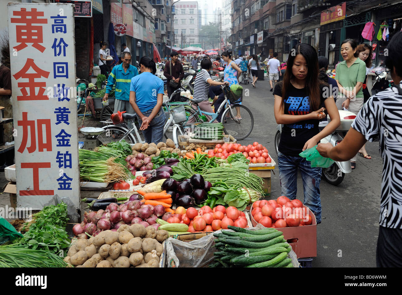 Un mercato aperto in Zhengzhou, nella provincia di Henan, Cina. 06-Aug-2009 Foto Stock