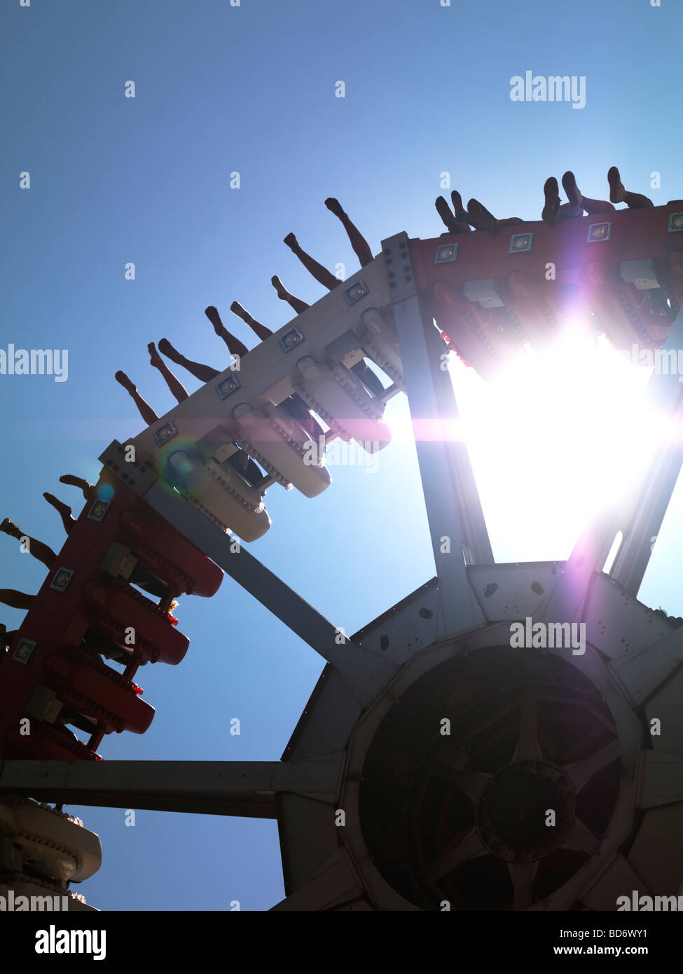 La gente sul pendolo Psyclone in aria in alto Canada's Wonderland Amusement Park Foto Stock