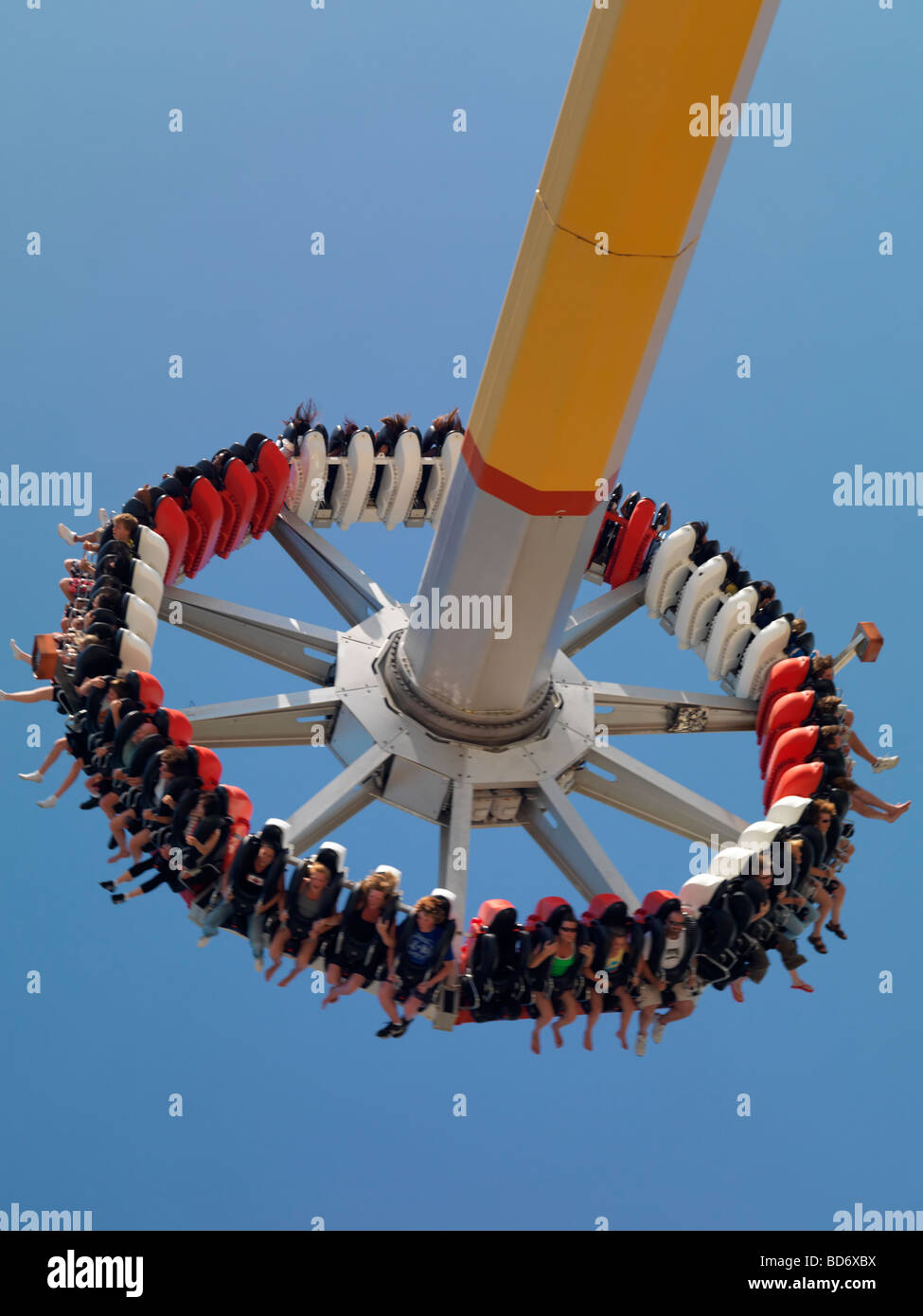La gente sul pendolo Psyclone in alto al Air Canada's Wonderland Amusement Park Foto Stock
