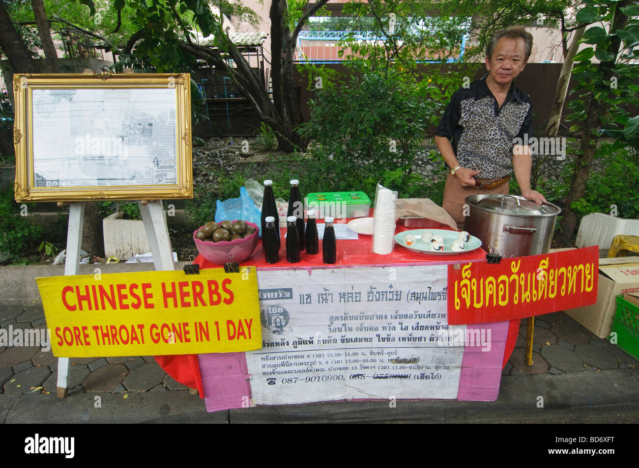 Hawker vendita di erbe Cinesi in Lang Suan mercato a Bangkok in Tailandia Foto Stock