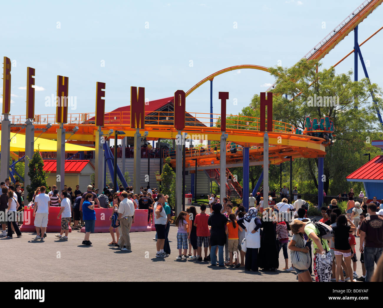 Le persone in piedi in linea per il Behemoth roller coaster al Canada's Wonderland Amusement Park Foto Stock