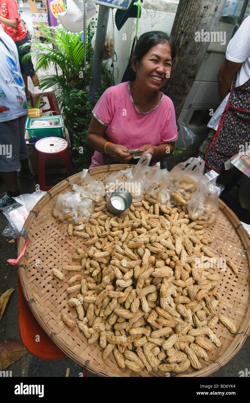 Fornitore di arachidi in Lang Suan mercato a Bangkok in Tailandia Foto Stock