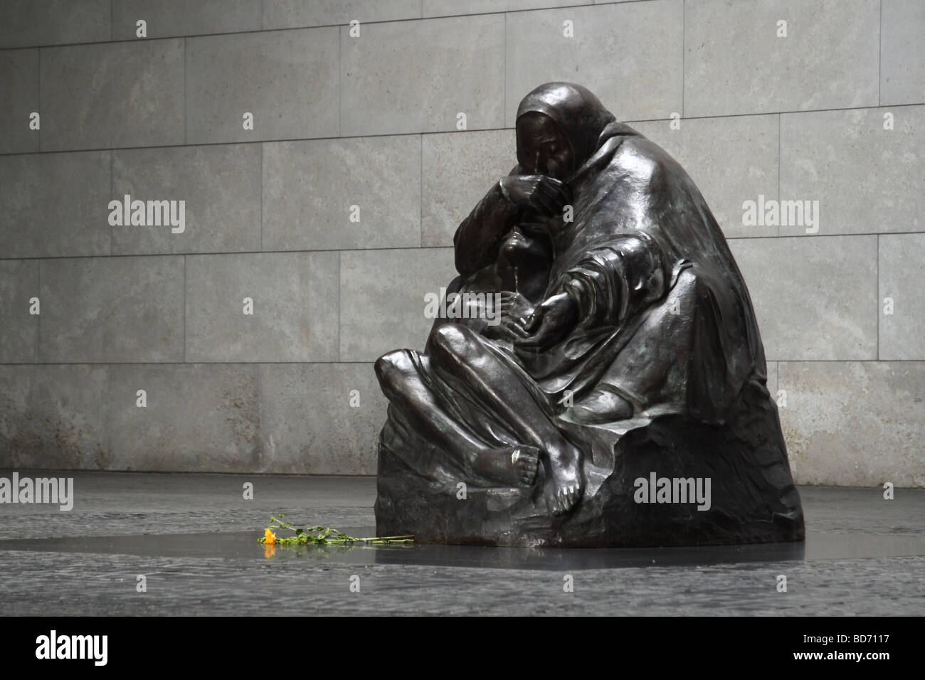 Pietà da Kaethe Kollwitz. Nuova casa di guardia. Il Mahnmal memoriale per le vittime di guerra e di tirannia, Berlino, Germania. Foto Stock