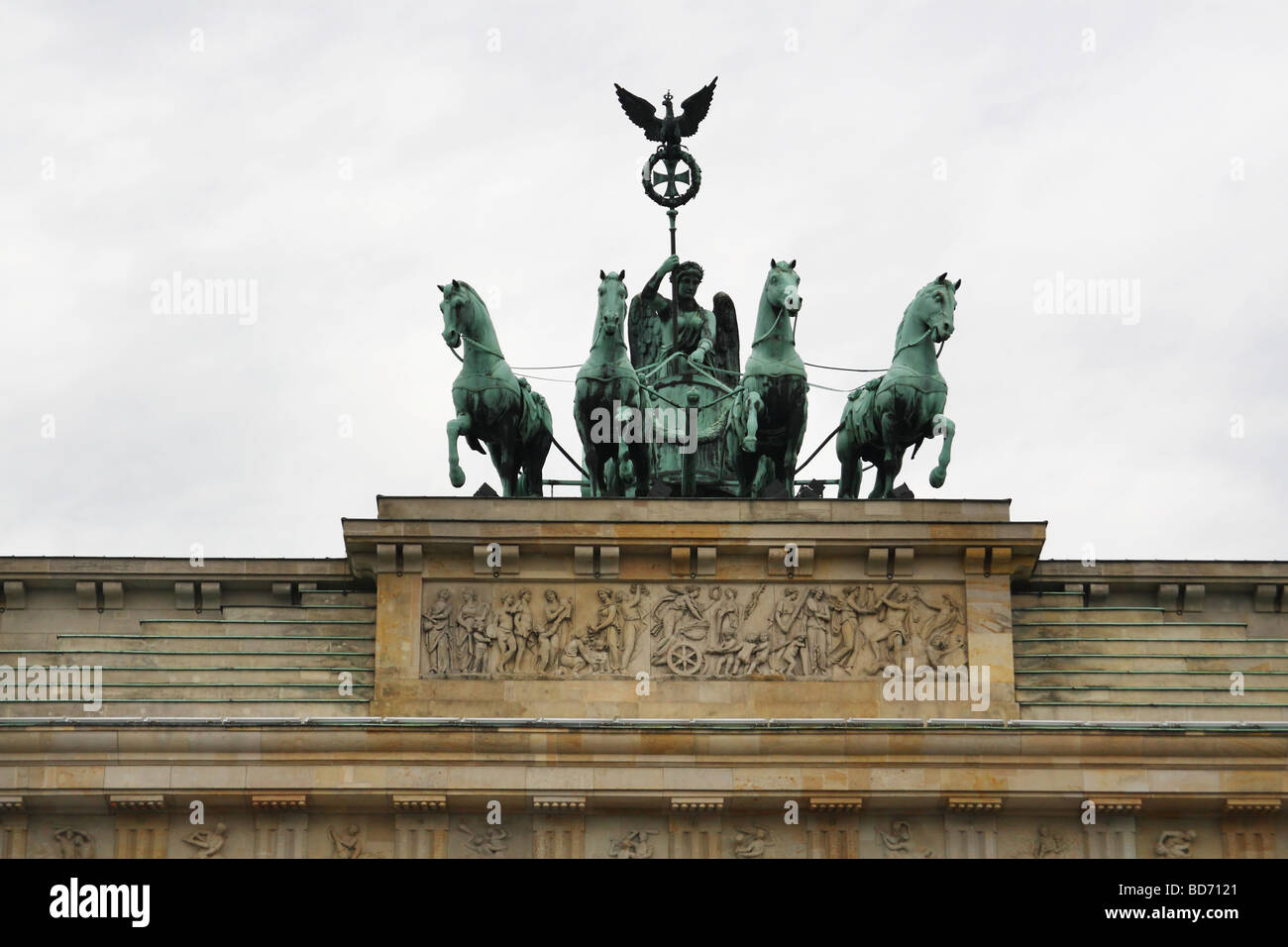 Quadriga sulla sommità della porta di Brandeburgo a Berlino, Germania. Foto Stock