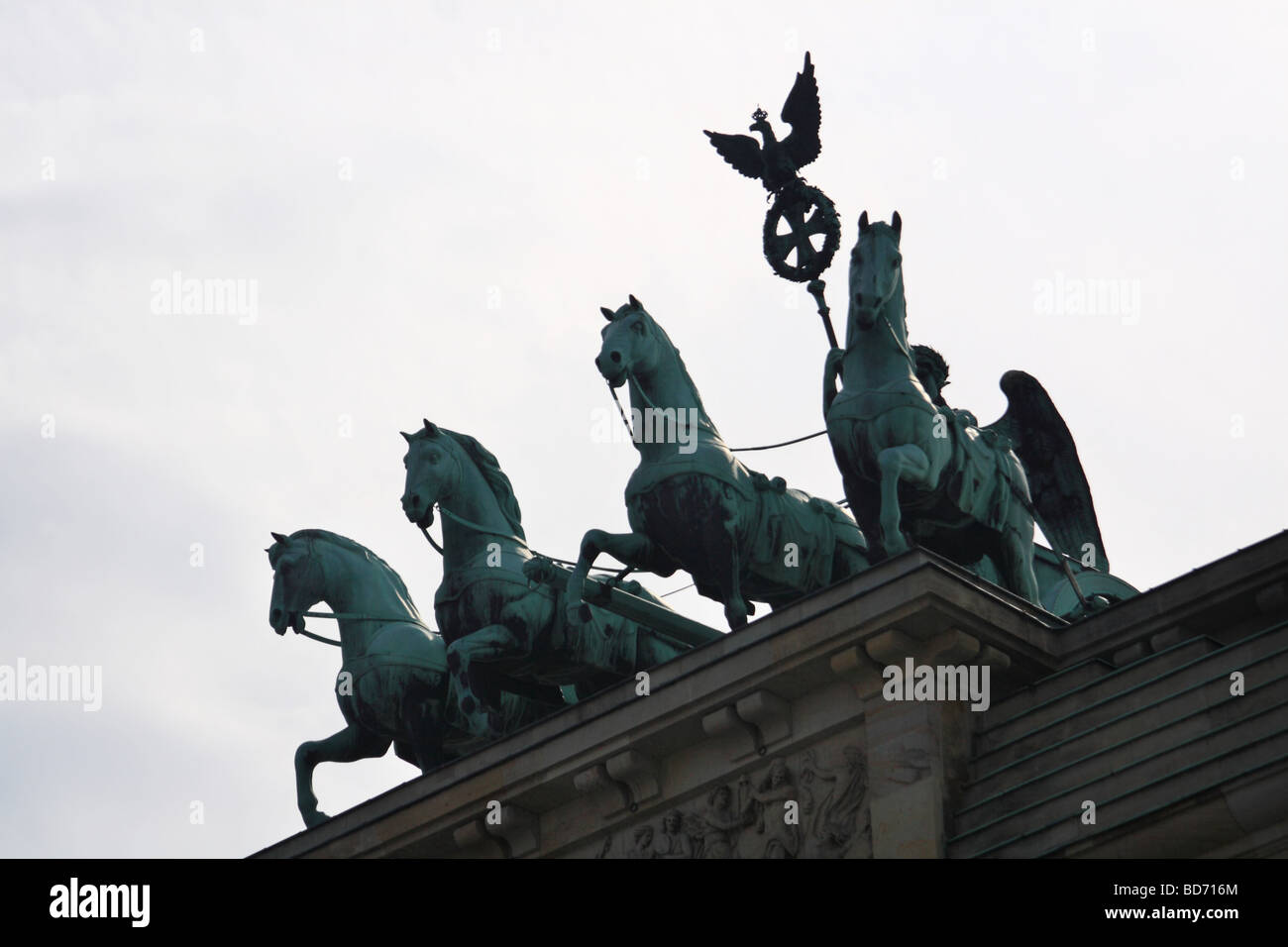 Quadriga sulla sommità della porta di Brandeburgo a Berlino, Germania. Foto Stock