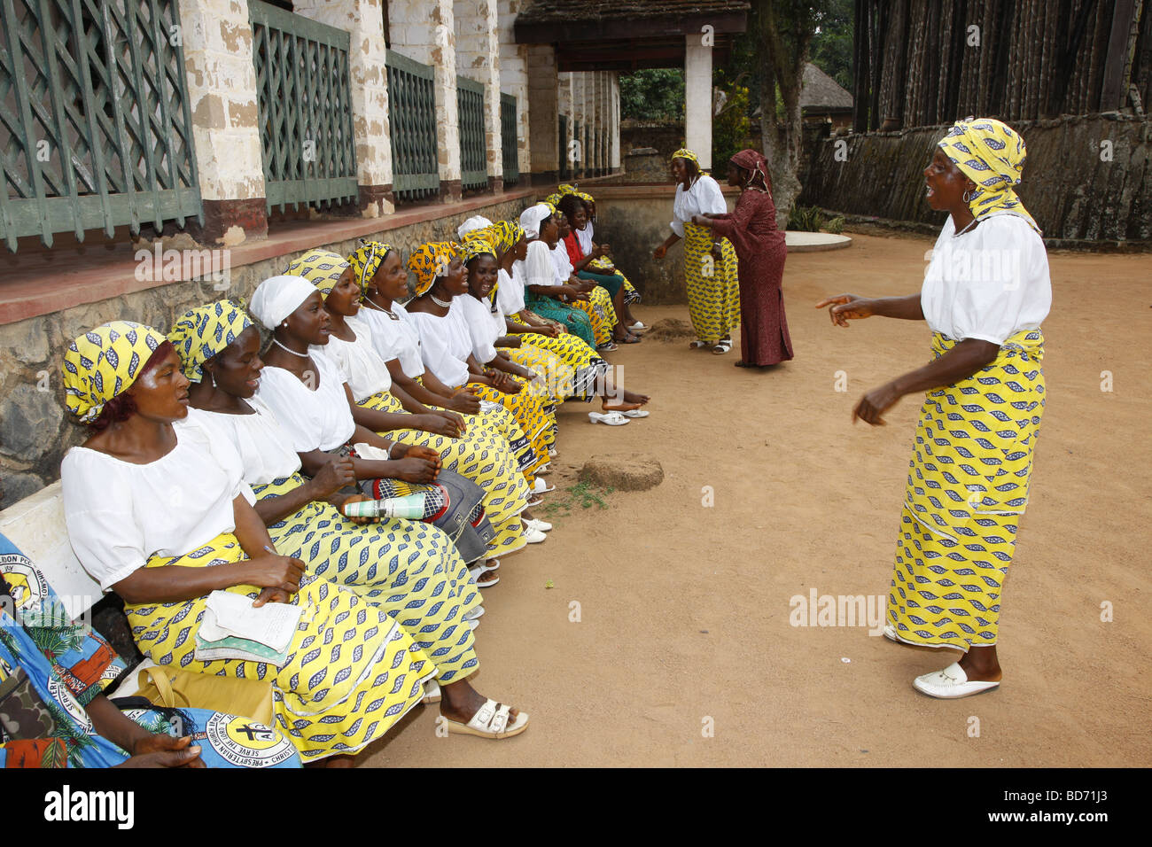 Le donne del gruppo di chiesa, homestead del capotribù, Fon, Bafut, a ovest del Camerun, Camerun, Africa Foto Stock