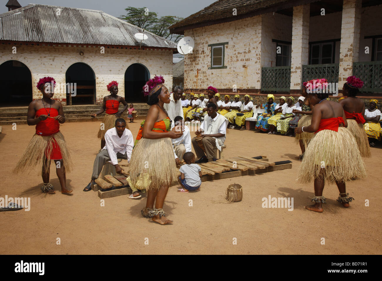 La musica e la danza tradizionali, il capo di cascina del fon, Bafut, a ovest del Camerun, Camerun, Africa Foto Stock
