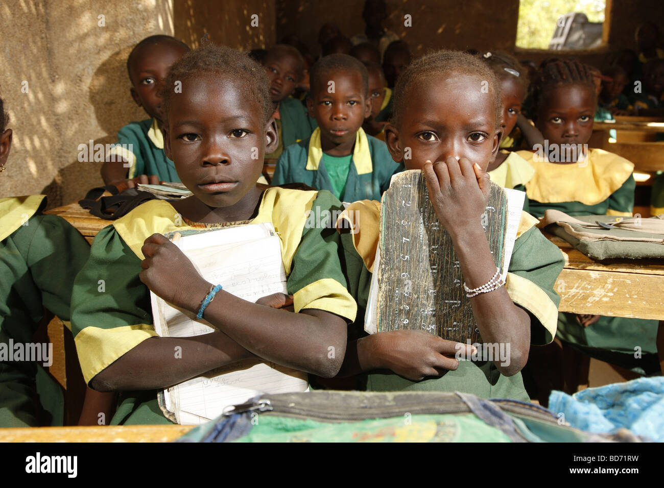 Due bambini di scuola con i notebook e ardesia durante le lezioni, Mora, Camerun, Africa Foto Stock