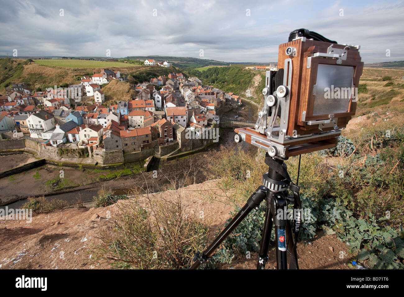 Una vista del villaggio di pescatori di Staithes North Yorkshire England Regno Unito dall alto Cowbar Nab con un 4x5 fotocamera di terra su un treppiede Foto Stock