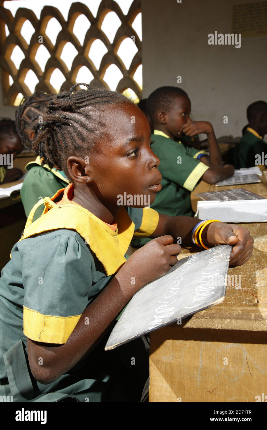 Ragazza in uniforme durante le lezioni, Mora, Camerun, Africa Foto Stock