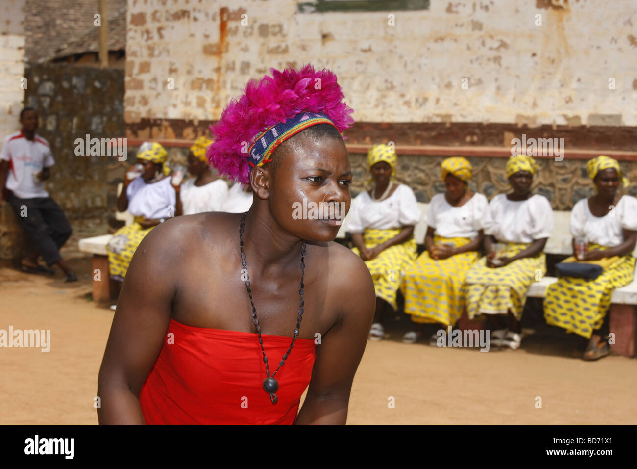 Donna di eseguire una danza tradizionale, il capo di cascina del fon, Bafut, a ovest del Camerun, Camerun, Africa Foto Stock
