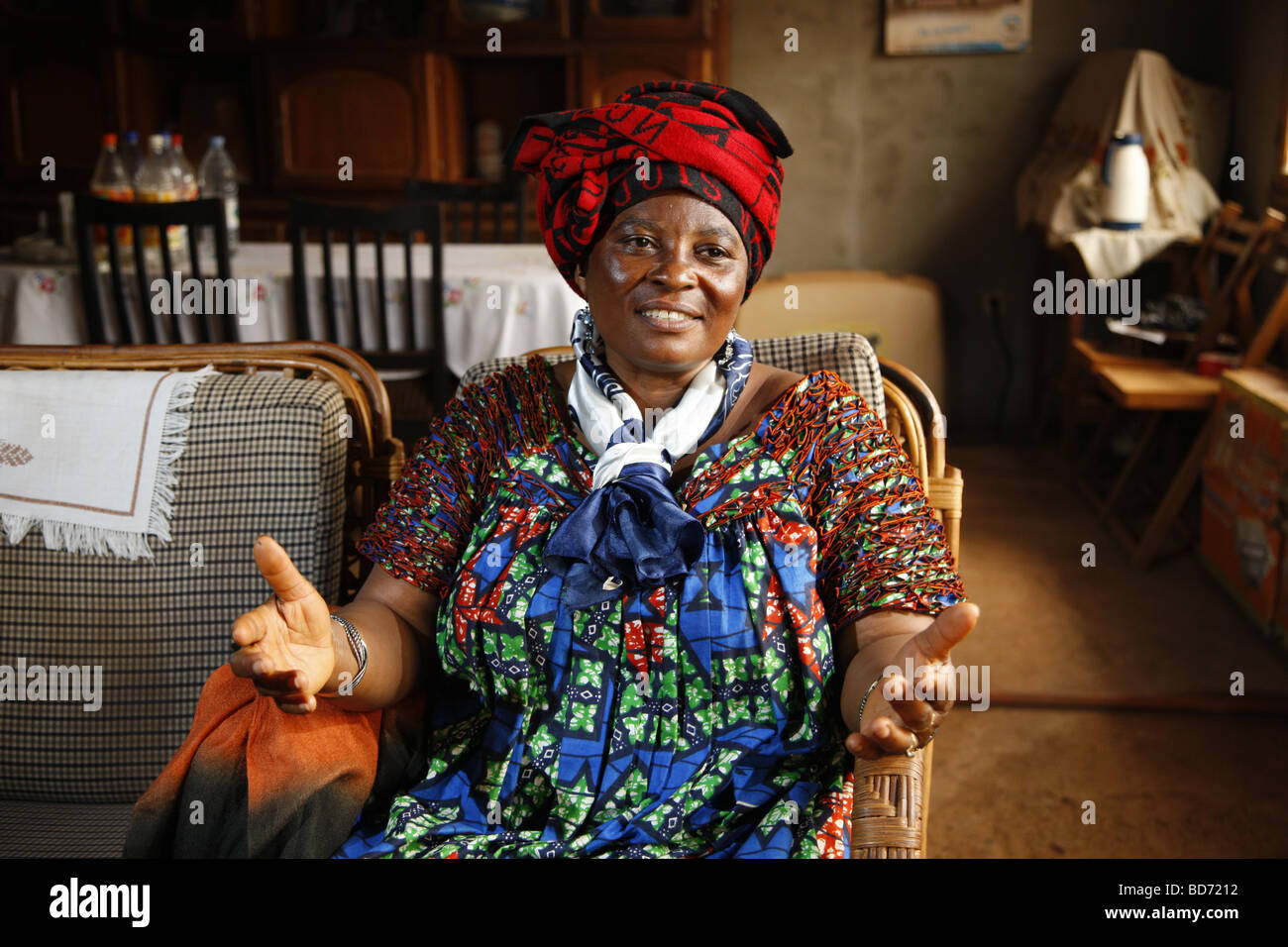 La donna nel suo salotto, Bafoussam, Camerun, Africa Foto Stock