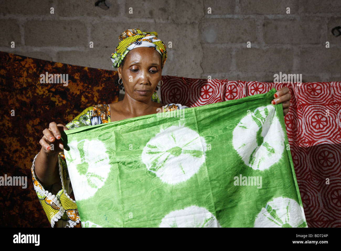 Donna creazione di batik tessuto tinto, lavorando da casa, Maroua, Camerun, Africa Foto Stock