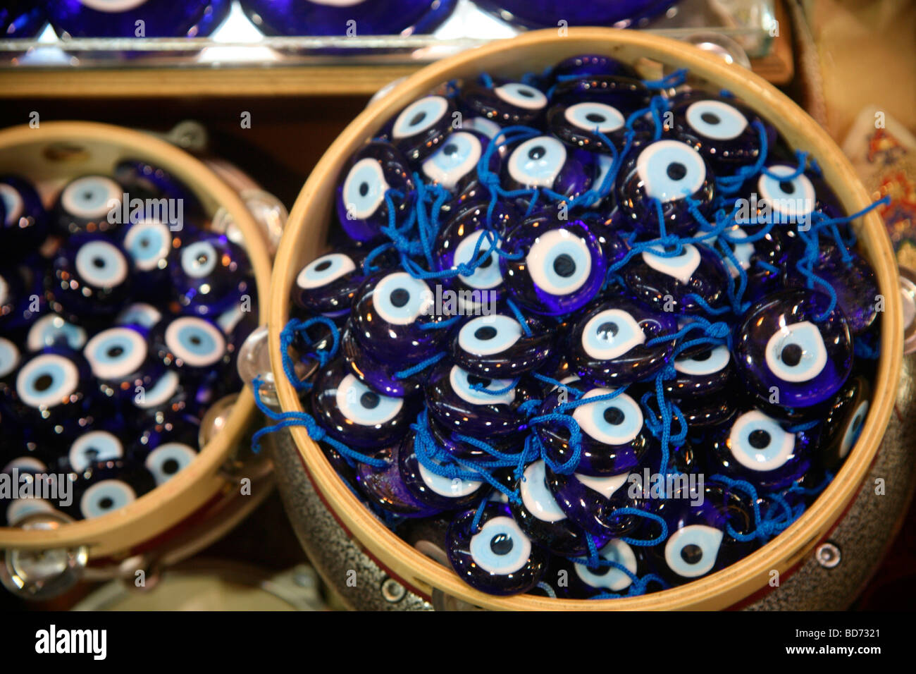 Cesto di occhi blu, bazar di Istanbul. Il `simbolo dell’occhio` è un talismano in molti paesi dell’est Foto Stock
