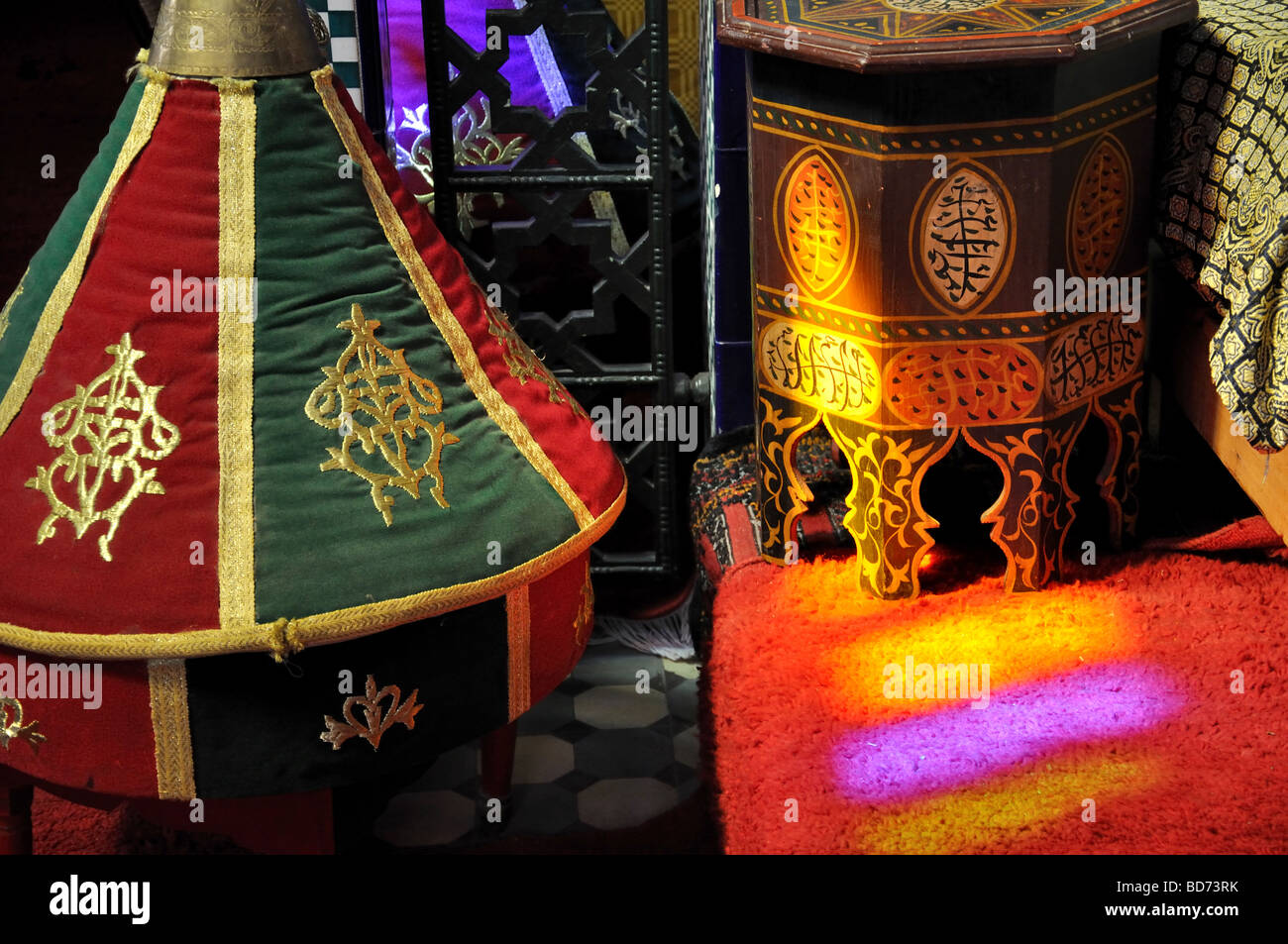 La luce colorata riflettendo su mobili, Marhaba Palace Restaurant, Medina, Tangeri, Regione Tangier-Tétouan, Marocco Foto Stock