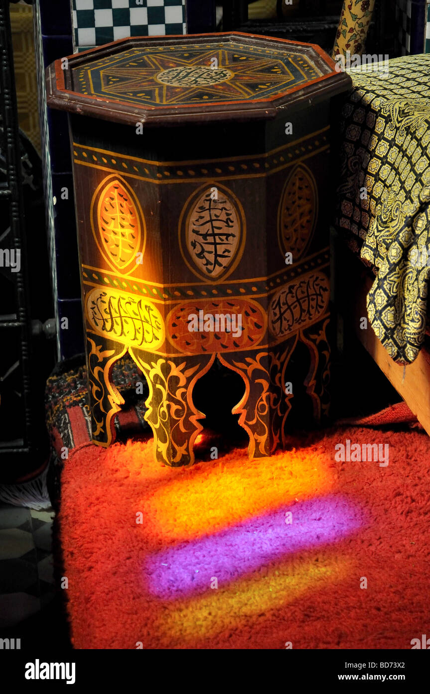 La luce colorata riflettendo su mobili, Marhaba Palace Restaurant, Medina, Tangeri, Regione Tangier-Tétouan, Marocco Foto Stock