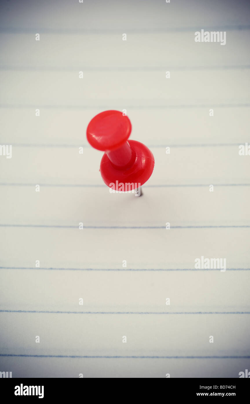 Puntina rossa nella carta Foto Stock