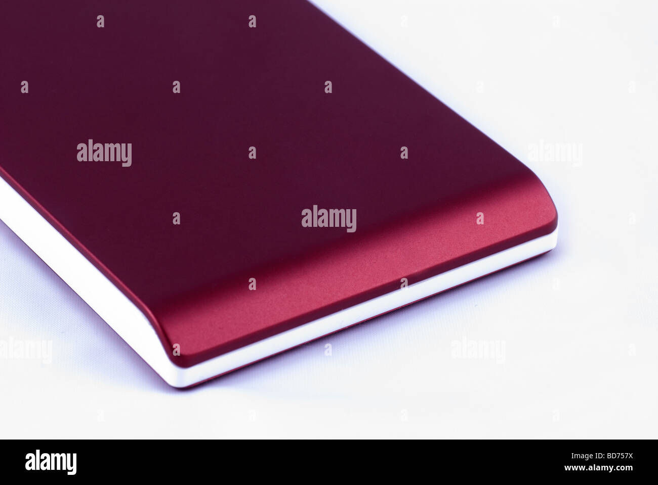 Portable sottile unità disco rigido contro uno sfondo bianco Foto Stock