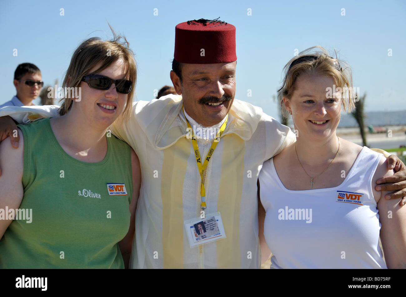 I turisti con uomo locale, Tangeri, Regione Tangier-Tétouan, Marocco Foto Stock