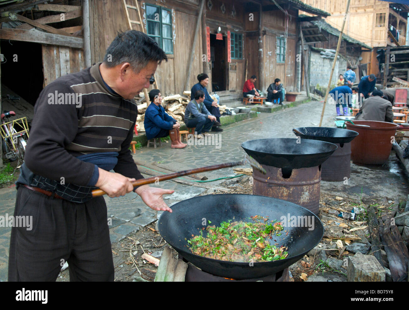 Dong uomo preparare il cibo per il banchetto di nozze villaggio Chejing Guizhou Cina Foto Stock