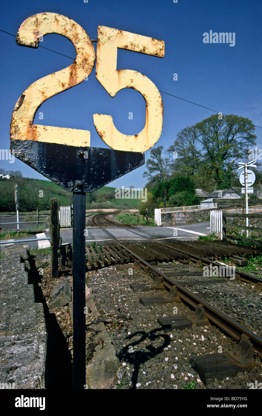 Segnale di velocità di attraversamento del livello UK. Segnale del limite di velocità a livello ferroviario che attraversa Looe, Cornovaglia, Inghilterra UK Europe. c. 1990 Foto Stock