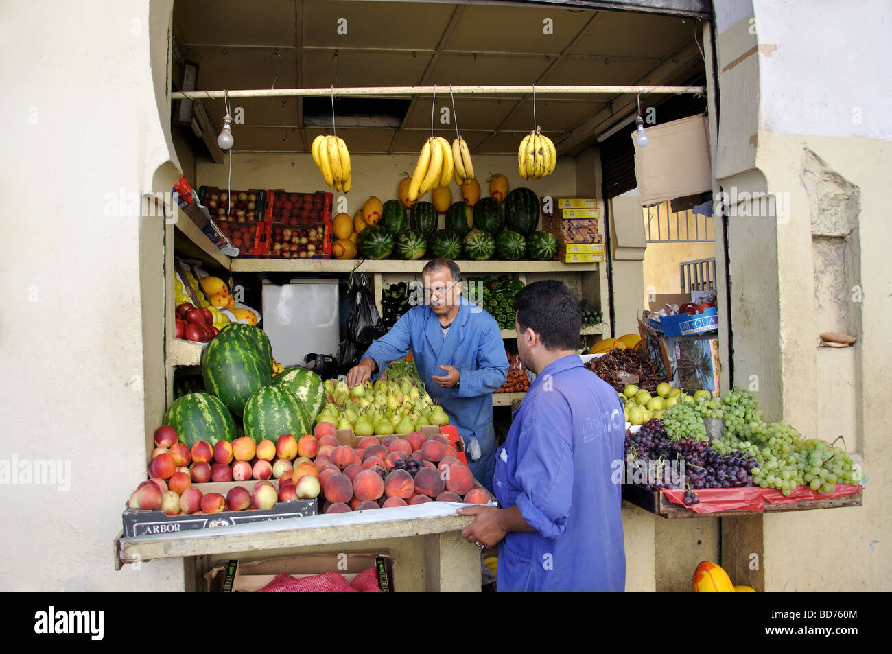 Pressione di stallo di frutta nella Kasbah, Tangeri, Regione Tangier-Tétouan, Marocco Foto Stock