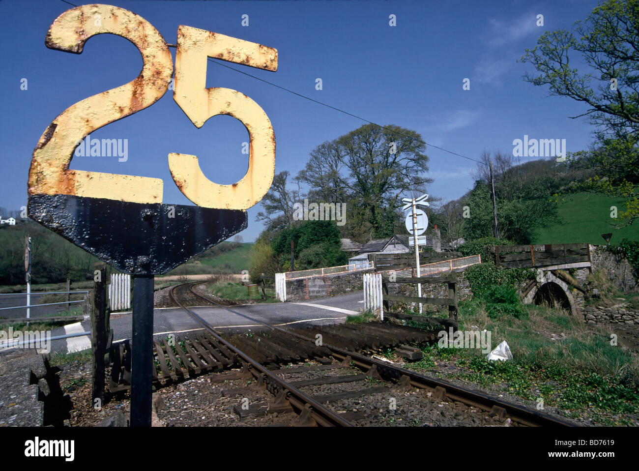 Segnale di velocità di attraversamento del livello UK. Segnale del limite di velocità a livello ferroviario che attraversa Looe, Cornovaglia, Inghilterra UK Europe. c. 1990 Foto Stock