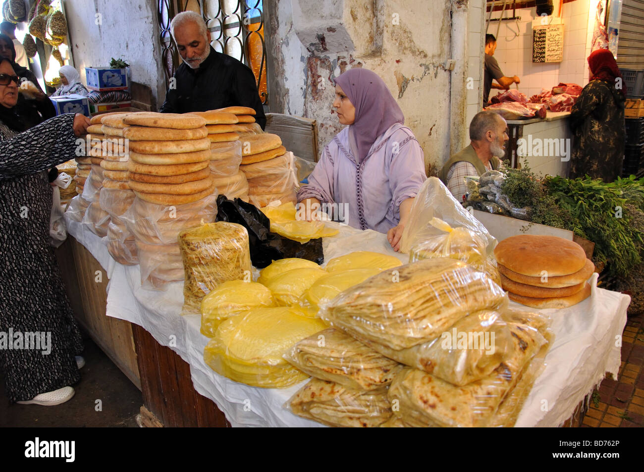 Donna vendita di pane piatto a Kasbah, Tangeri, Regione Tangier-Tétouan, Marocco Foto Stock