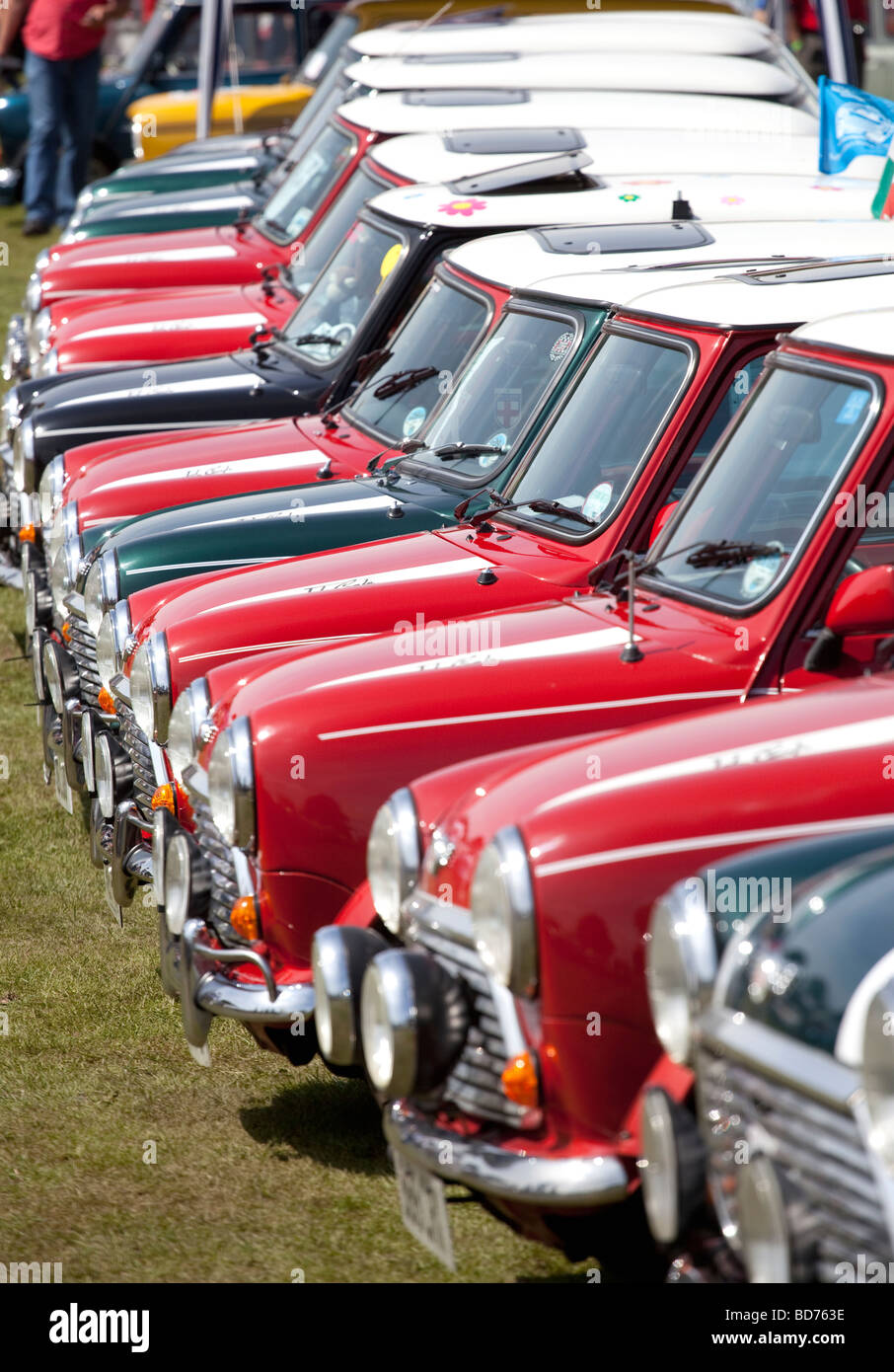 Una fila di vetture Mini Cooper in occasione del cinquantesimo anniversario rally segna la nascita della Mini, Birmingham, Inghilterra, Regno Unito Foto Stock