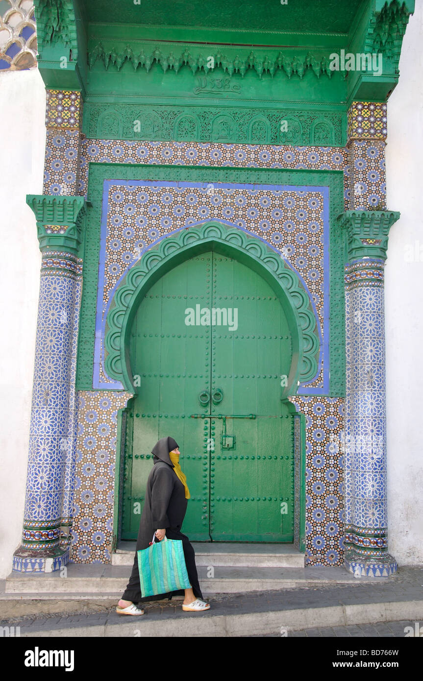 Tradizionale porta di legno, Tangeri, Regione Tangier-Tétouan, Marocco Foto Stock