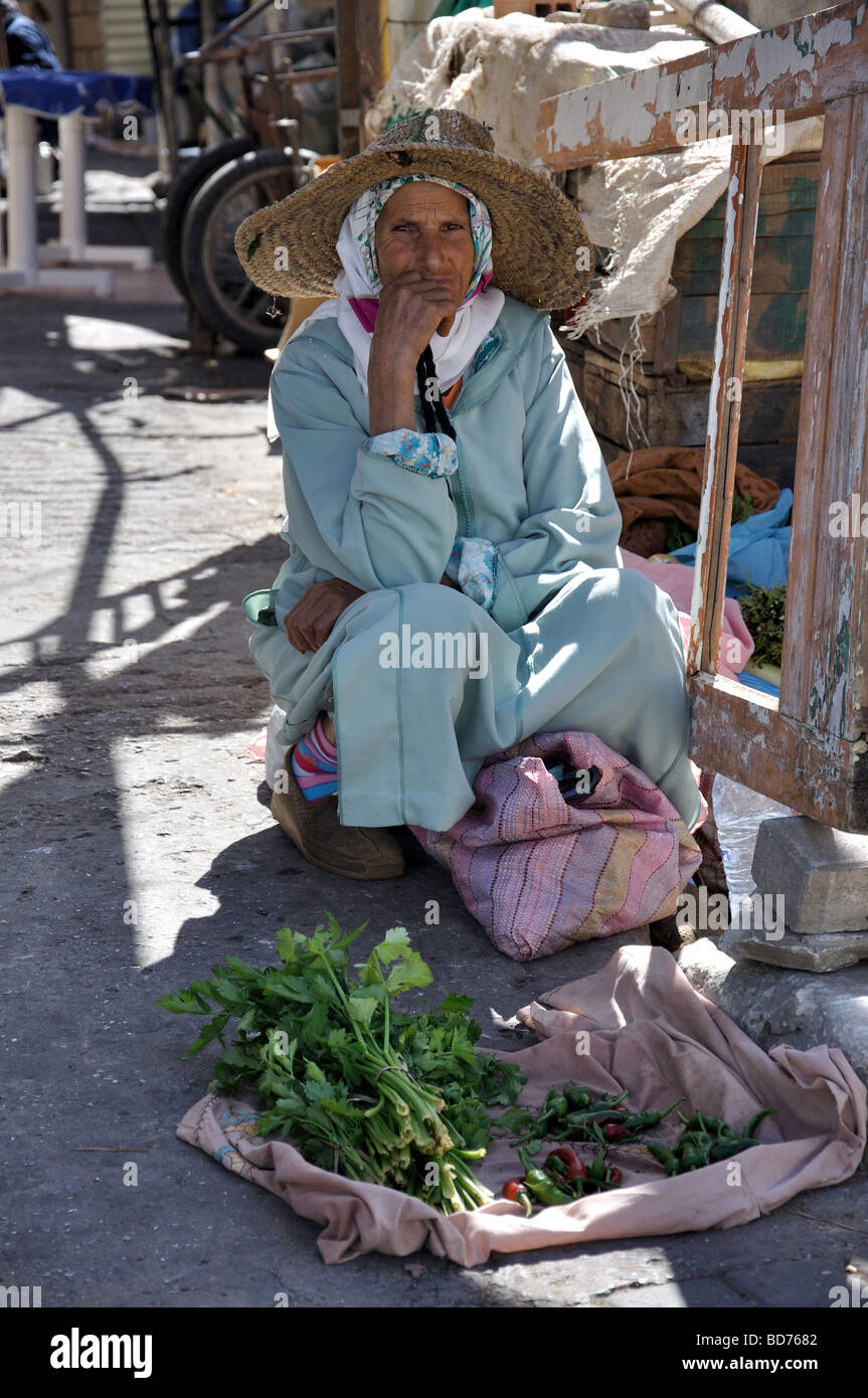 Uomo locale vendita di verdure nella Kasbah, Tangeri, Regione Tangier-Tétouan, Marocco Foto Stock