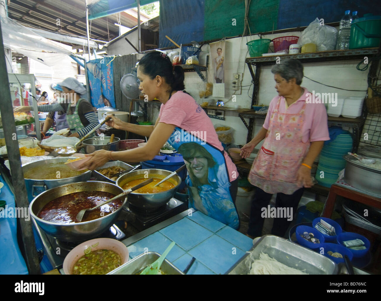 Venditore a vendere la sua specialità alimentari nel Lang Suan mercato a Bangkok in Tailandia Foto Stock