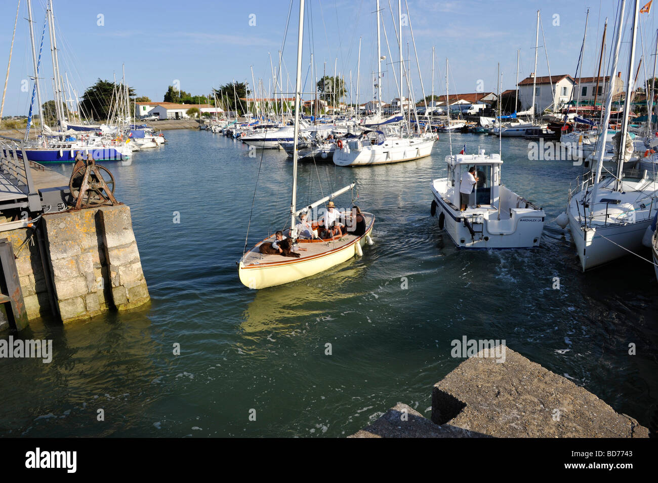 Ars en Re porto polizia barche a vela francia Foto Stock
