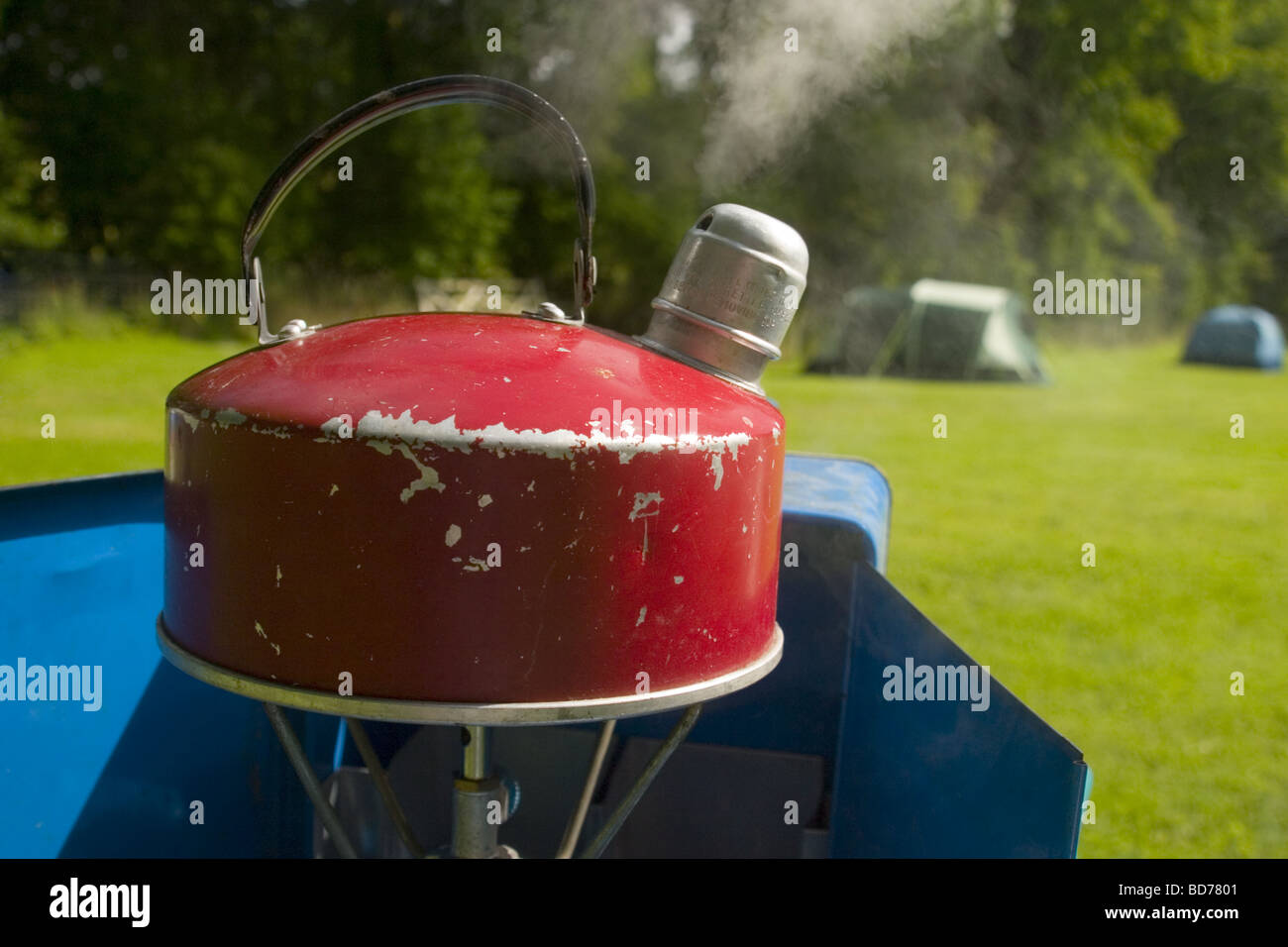 Rosso di ebollizione in caldaia a gas fornello da campeggio Foto stock -  Alamy