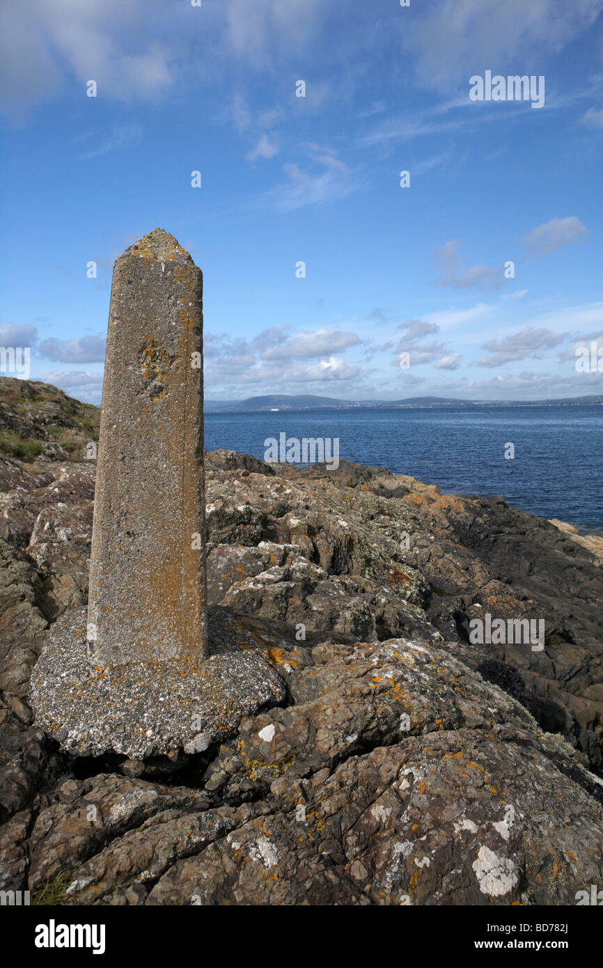 Calcestruzzo mile marker post originariamente eretto per il RMS Titanic speed trials in Belfast Lough Irlanda del Nord Regno Unito Foto Stock