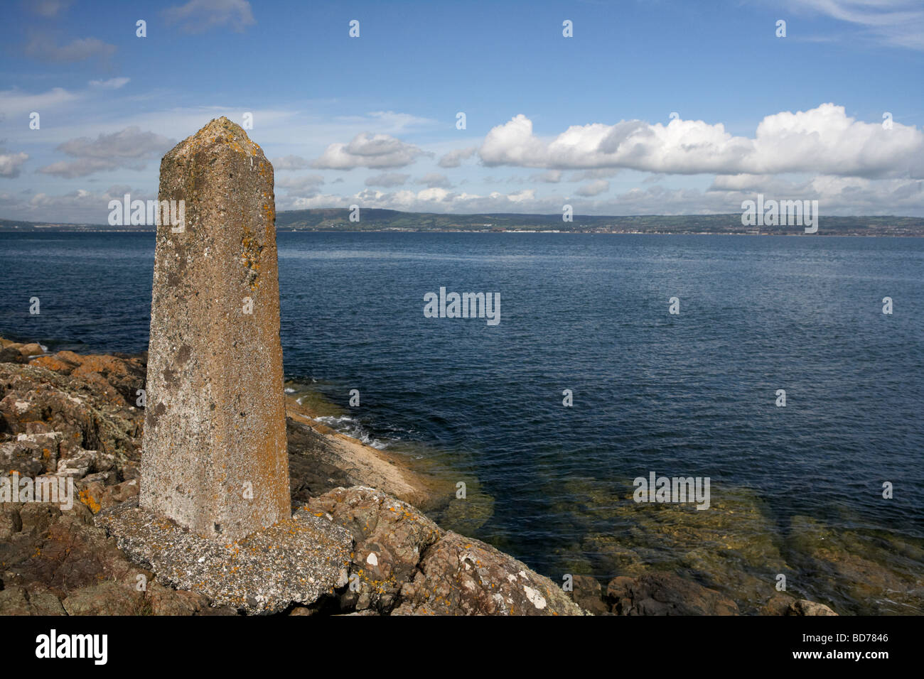 Calcestruzzo mile marker post originariamente eretto per il RMS Titanic speed trials in Belfast Lough Irlanda del Nord Regno Unito Foto Stock