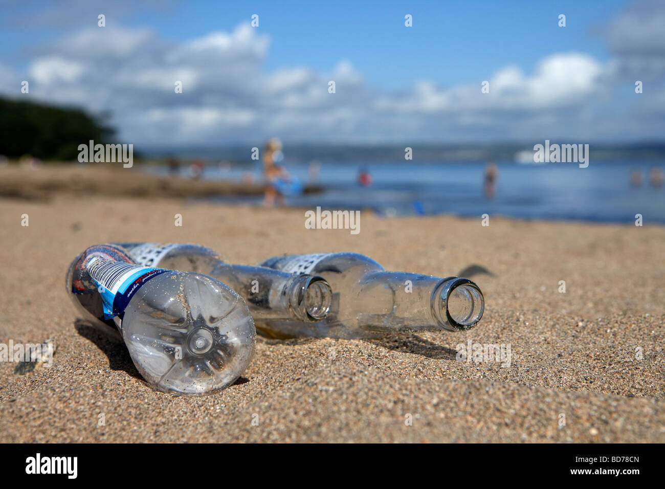 Svuotare le bottiglie di birra e la bottiglia di plastica scartato il littering una spiaggia nella contea di Down Irlanda del Nord Regno Unito Foto Stock