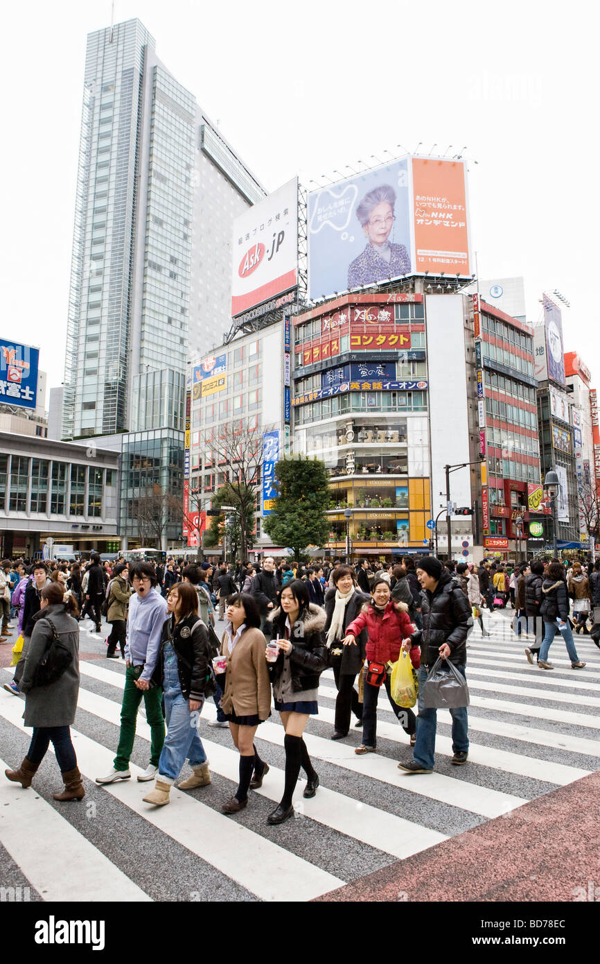 Strada trafficata scena in Tokyo, Giappone Foto Stock