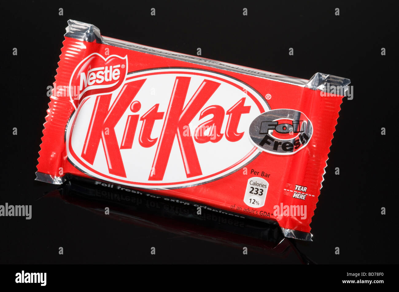 Nestlé Kitkat barra di cioccolato su sfondo nero girato in studio Foto Stock