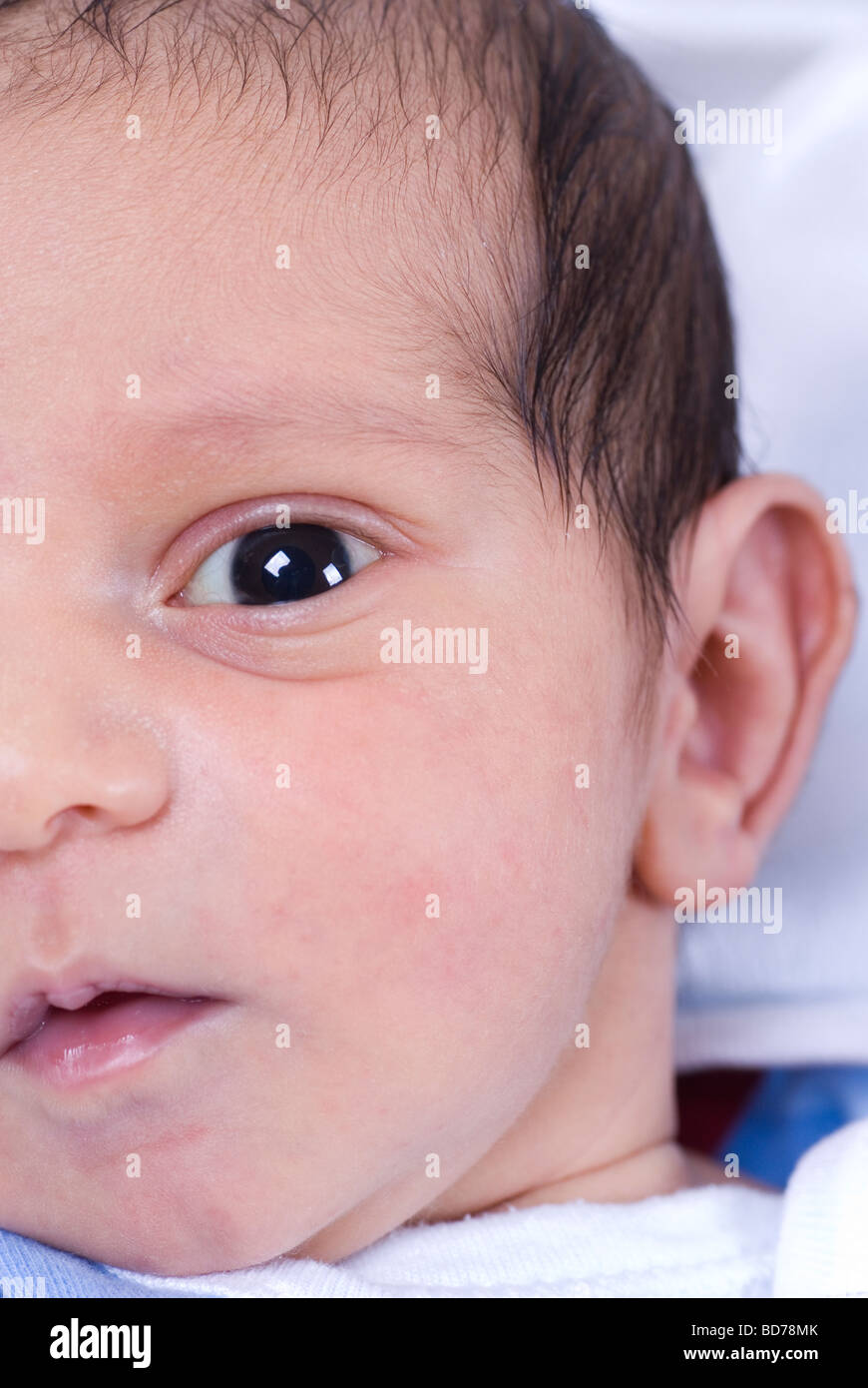 Close up di un neonato ragazzo del viso Foto Stock