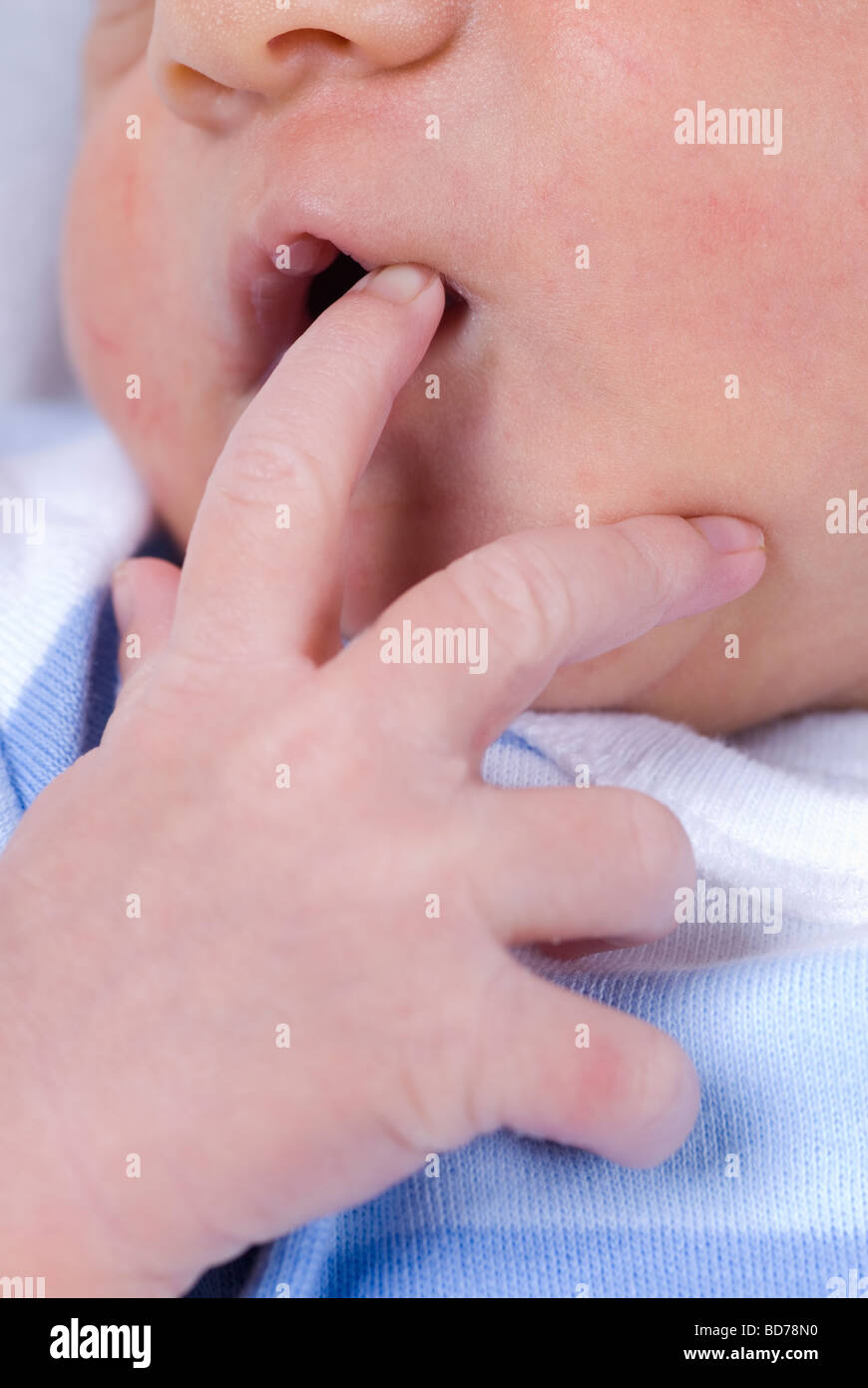 Close up di un neonato la mano Foto Stock