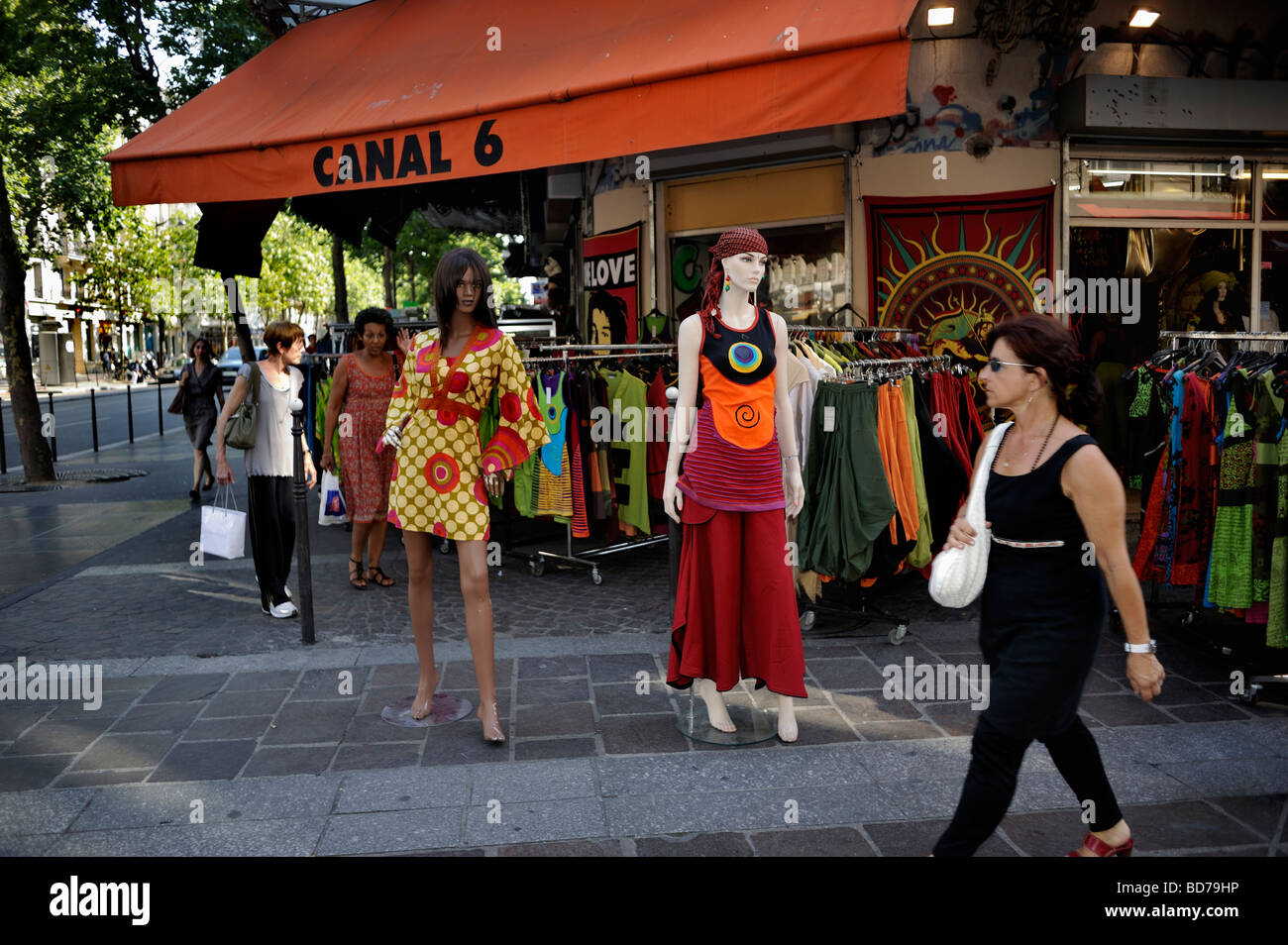 Parigi Francia, Abbigliamento Shopping, Donna passando da 1970 Vintage shop abiti, Abbigliamento Vintage Shop nella 'Les Halles' parigino Street scene persone, Foto Stock