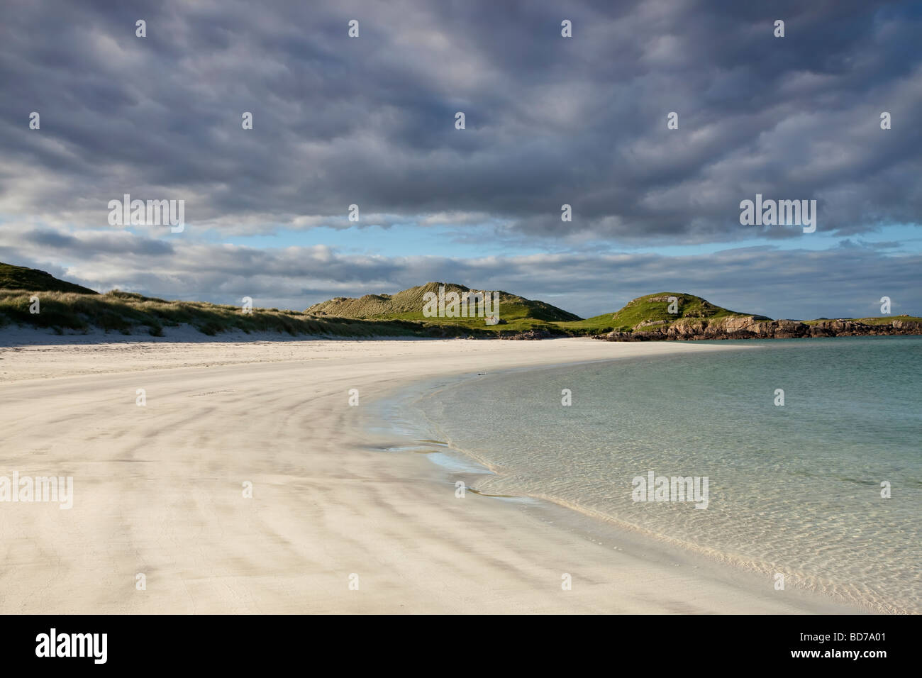 Spiaggia deserta con pura sabbia bianca nel nord-ovest del Donegal Foto Stock