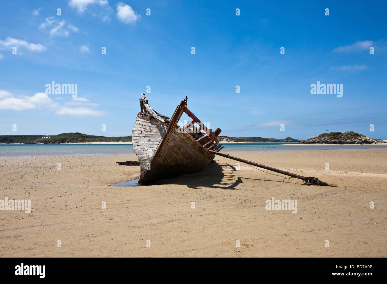 Spiaggia di Bunbeg County Donegal con naufragio in primo piano Foto Stock