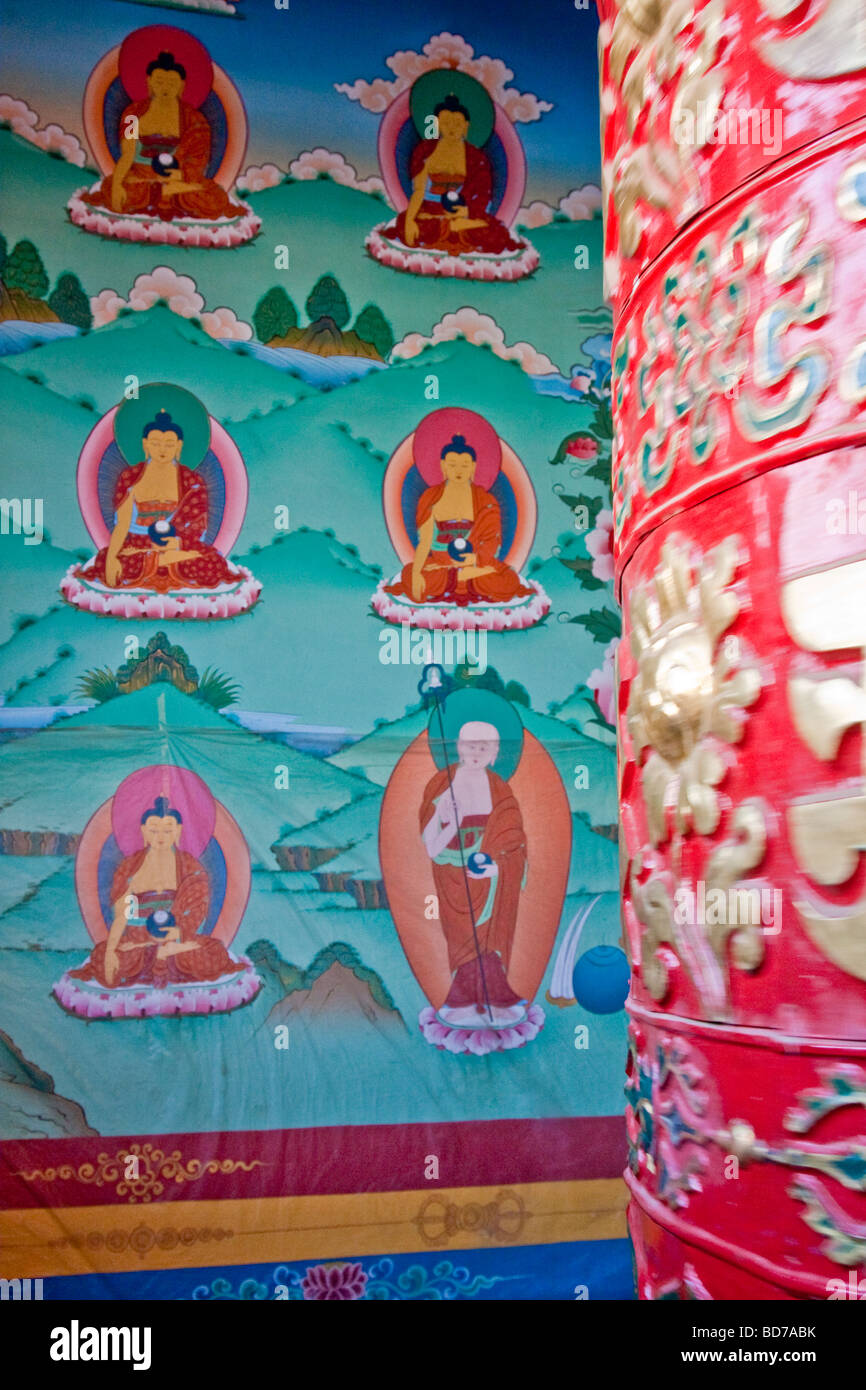Bodhnath, Nepal. La preghiera buddista ruota girevole sulla destra, Pittura Murale in background, Tsamchen Gompa (monastero). Foto Stock