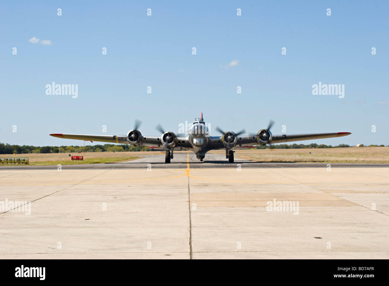 Il rullaggio con testa B-17 B17 Flying Fortress WWII Guerra Mondiale 2 noi bombardiere pesante Foto Stock