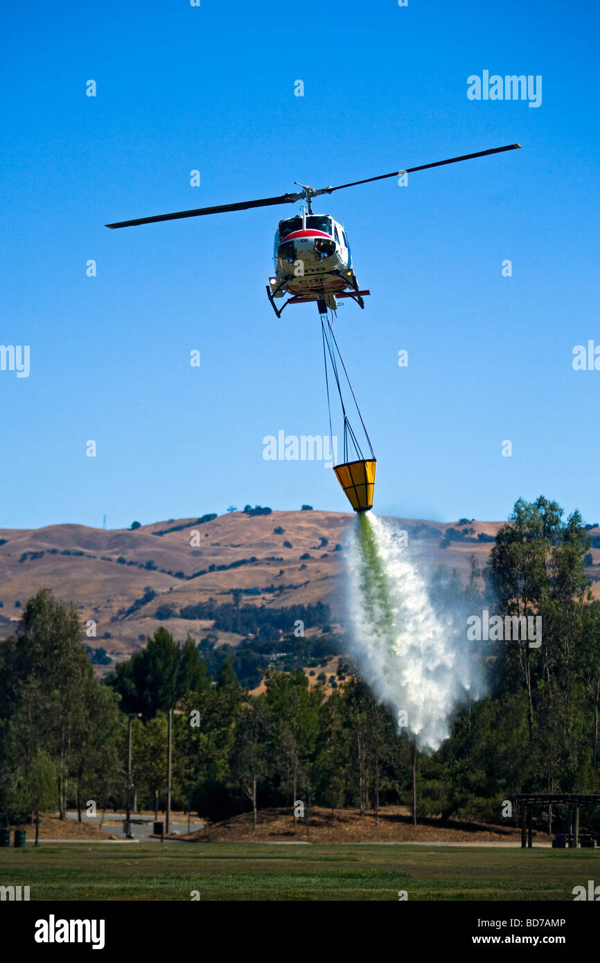 CAL Fire CDF - California Dipartimento di silvicoltura e protezione antincendio esercitazione con San Jose, CA dei Vigili del Fuoco Foto Stock