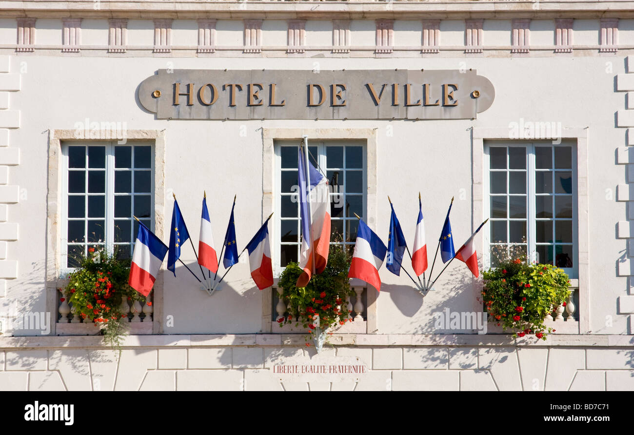 Francese e Unione europea bandiere in un municipio facciata Nuits Saint Georges Borgogna Francia Foto Stock