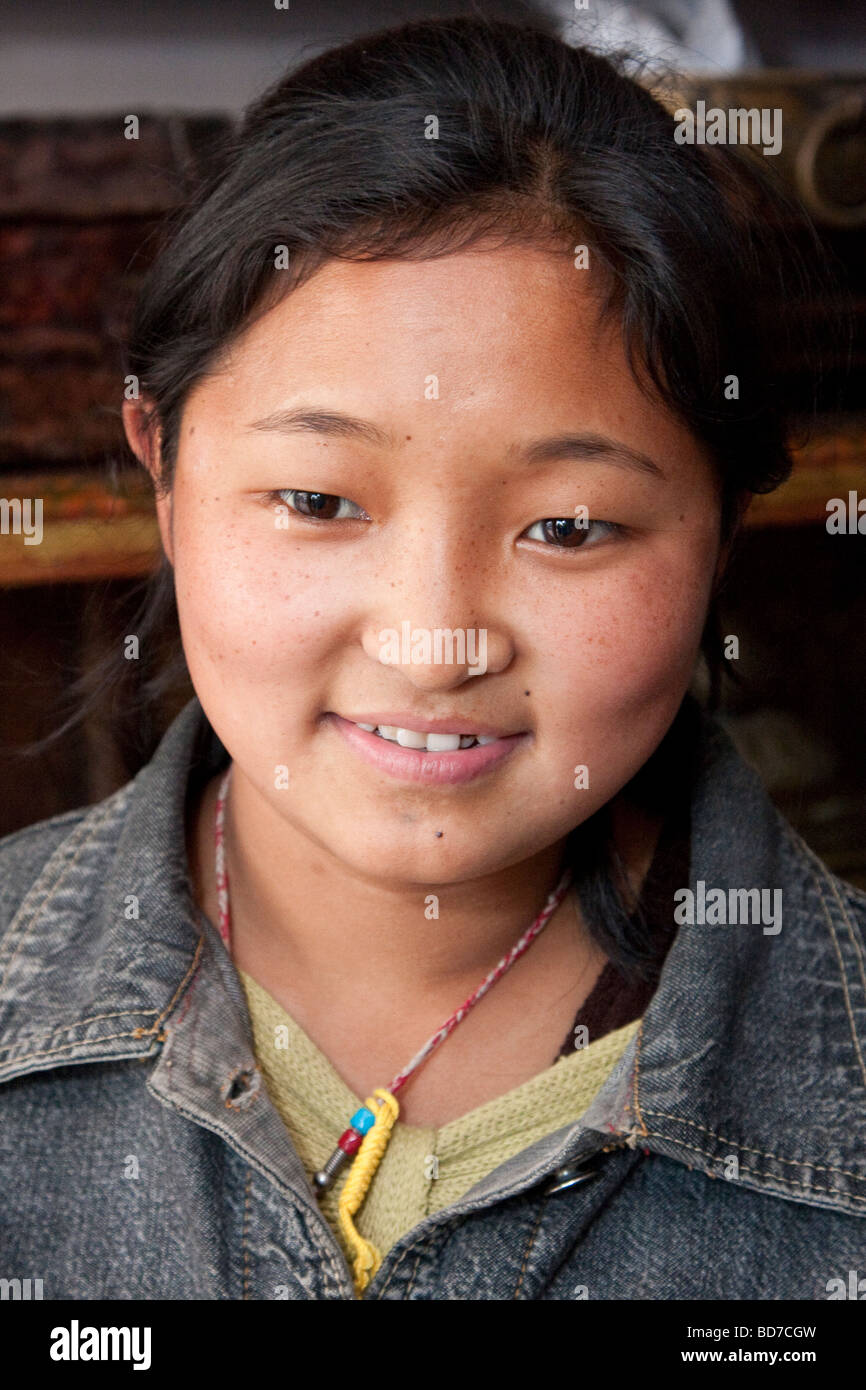 Bodhnath, Nepal. Giovane donna nepalese al stupa buddisti di Bodhnath. Foto Stock