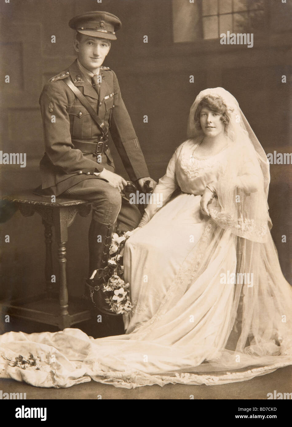 Fotografia di Matrimonio di una prima guerra mondiale ufficiale dell'esercito - un Capitano del Lancashire Fusiliers - al suo giovane sposa. Foto Stock